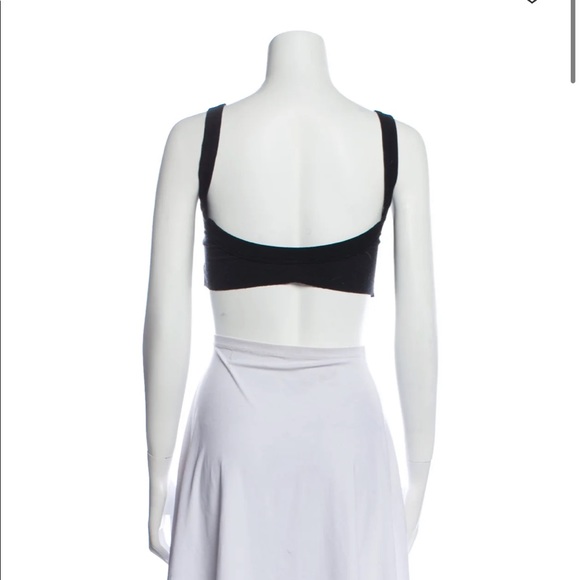 Cropped black low back tank top - Picture 2 of 3